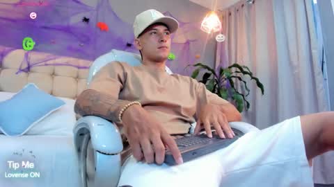 DAMIAN online show from October 2025 03:20:01 PM