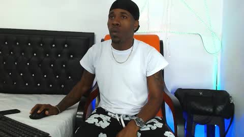 Snapshot of damian_hart_24cm chatting on October 2025 10:41:02 PM damian_hart_24cm online show from October 2025 10:41:02 PM