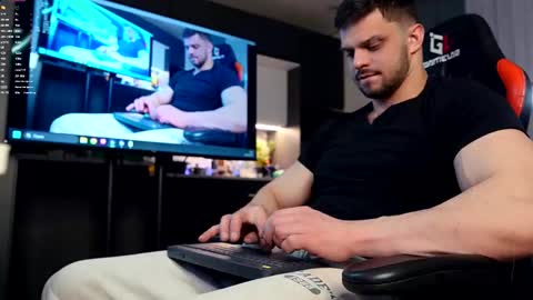 Snapshot of danielkraig_for_u chatting on February 2026 09:23:01 PM Daniel Kraig online show from February 2026 09:23:01 PM