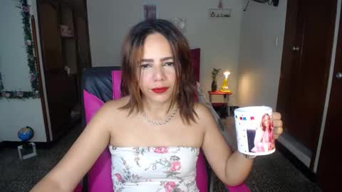Snapshot of danielle_rose_ chatting on December 2024 04:42:01 PM Angie online show from December 2024 04:42:01 PM