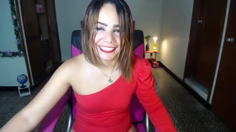 Snapshot of danielle_rose_ chatting on December 2024 05:22:01 PM Angie online show from December 2024 05:22:01 PM