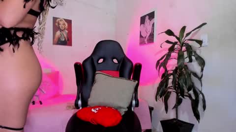 Snapshot of danii_jimenez chatting on October 2025 10:28:02 PM Daniela online show from October 2025 10:28:02 PM