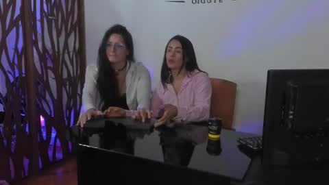 Danna Lovs online show from June 2026 10:42:01 AM