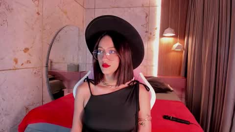 Snapshot of daphne_courtis chatting on November 2025 03:06:01 AM Daphne online show from November 2025 03:06:01 AM