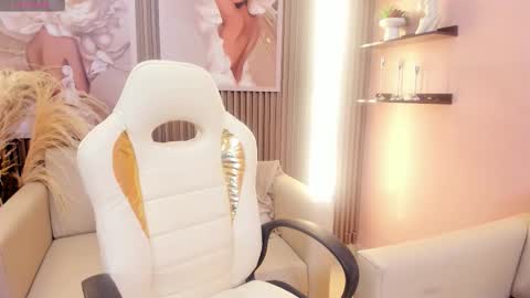 Daphne  online show from November 2025 02:48:02 PM