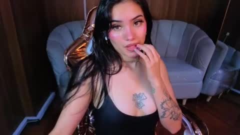 daphne_nicole_b online show from April 2026 01:18:01 PM