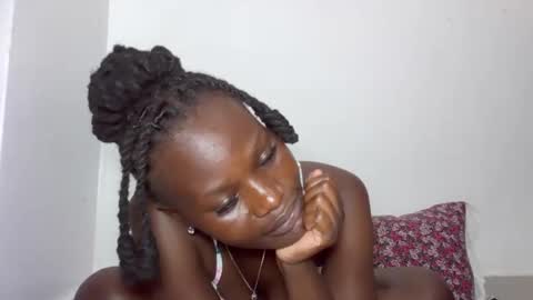 ESTHER online show from October 2025 06:41:02 PM