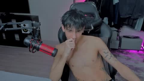 Snapshot of davisross chatting on February 2025 11:44:02 PM davis online show from February 2025 11:44:02 PM