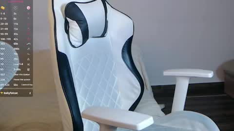 dearwy_ online show from June 2026 07:04:02 PM