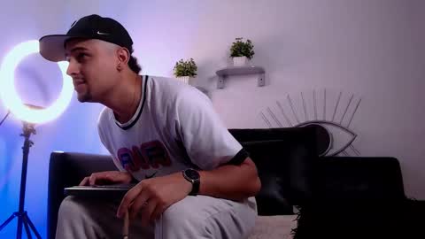 Snapshot of deivy_gram chatting on November 2025 01:33:01 AM DEIVY online show from November 2025 01:33:01 AM