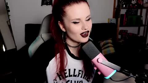 dellacrush_ online show from November 2025 06:12:01 PM