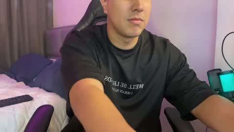 Snapshot of dereckbrownn chatting on February 2025 09:29:01 PM Dereck online show from February 2025 09:29:01 PM