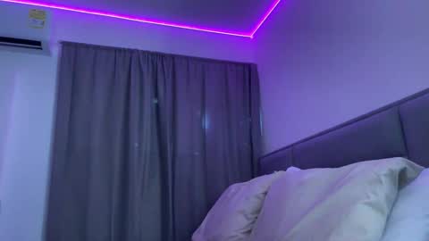 Snapshot of dereckbrownn chatting on October 2025 07:09:02 PM Dereck online show from October 2025 07:09:02 PM