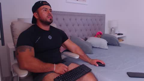 Snapshot of derek_group chatting on January 2026 02:33:02 PM Derek online show from January 2026 02:33:02 PM