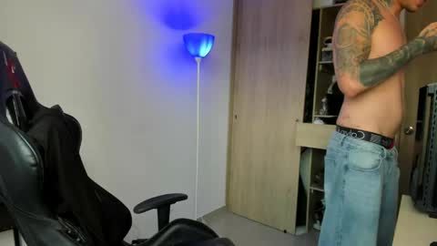 derekmuller11 online show from May 2026 09:00:02 PM