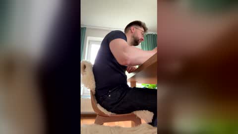 derkleinerabauke online show from May 2026 12:10:01 PM