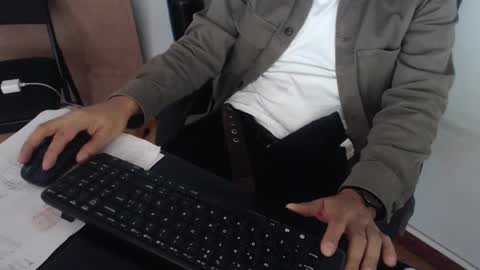 Snapshot of derrik_ chatting on January 2025 04:06:01 PM     online show from January 2025 04:06:01 PM