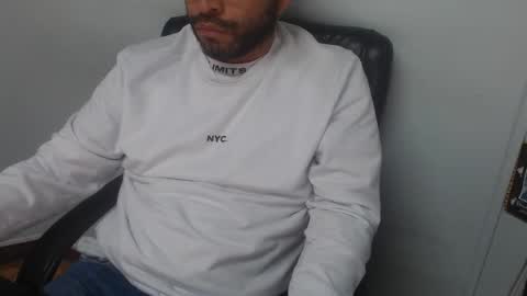 Snapshot of derrik_ chatting on January 2026 04:28:01 AM online show from January 2026 04:28:01 AM