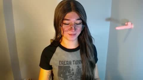Snapshot of desirable_lorinexx chatting on December 2024 04:00:02 PM LORINE online show from December 2024 04:00:02 PM