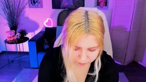 Snapshot of diaangell chatting on November 2025 07:04:02 PM Dia online show from November 2025 07:04:02 PM