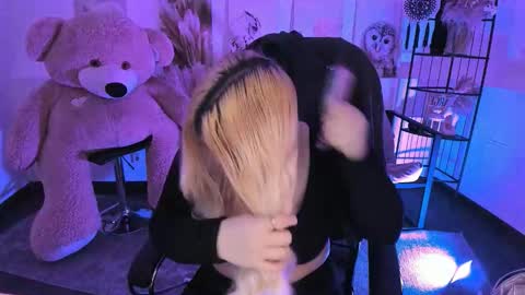 Dia online show from December 2025 07:21:02 PM