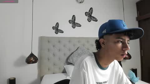 dikey_18 online show from December 2024 08:22:01 PM