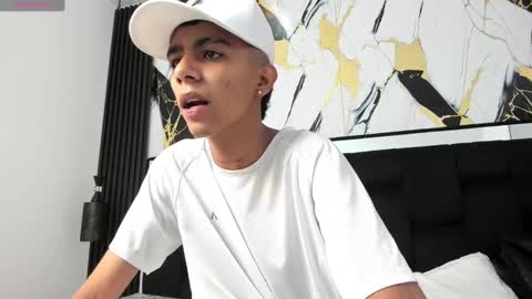 dikey_18 online show from January 2025 11:13:02 PM