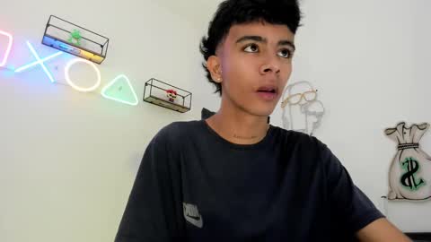 dikey_18 online show from February 2025 07:28:01 PM