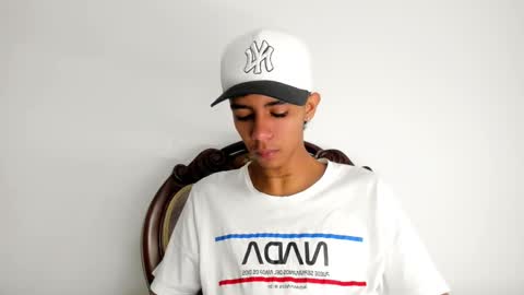 dikey_18 online show from February 2025 08:25:01 PM