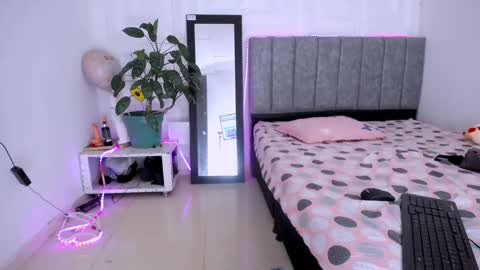 Snapshot of dina_mcry chatting on November 2025 10:41:01 PM DINA online show from November 2025 10:41:01 PM