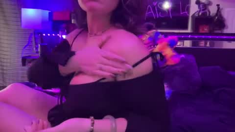 Snapshot of dirtygirldaisy chatting on January 2025 03:04:02 AM Daisy Love online show from January 2025 03:04:02 AM