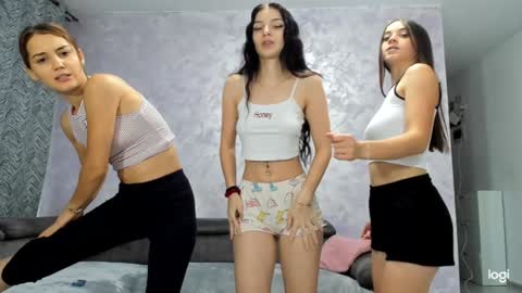 Gyna    Josie    online show from September 2025 11:15:02 PM