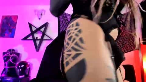 Snapshot of dirtyonix chatting on November 2025 08:30:01 PM ONIX online show from November 2025 08:30:01 PM