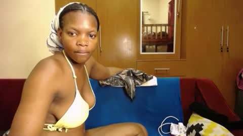 Snapshot of dollface_bella chatting on November 2025 05:17:02 PM Bella online show from November 2025 05:17:02 PM