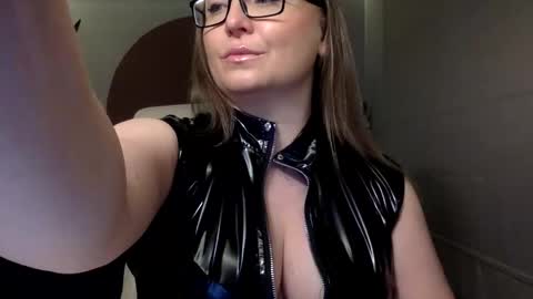 DOM MUMMY online show from January 2026 06:16:01 AM