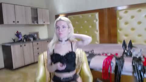 domcaprisse online show from February 2026 12:34:01 PM