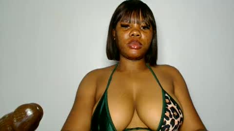 Snapshot of domina_veloura27 chatting on June 2026 07:06:02 AM laura online show from June 2026 07:06:02 AM