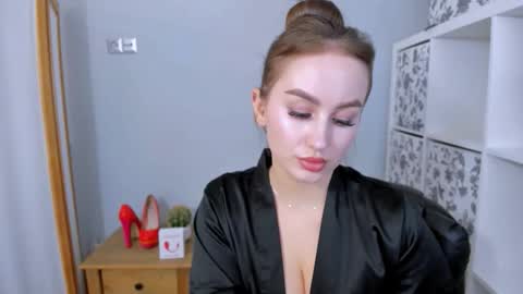 Snapshot of donnasensual chatting on November 2025 03:45:01 PM DonnaSensual online show from November 2025 03:45:01 PM