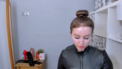 Snapshot of donnasensual chatting on November 2025 03:44:01 PM DonnaSensual online show from November 2025 03:44:01 PM