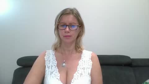 Snapshot of doreenkiss chatting on September 2025 07:18:02 PM DoreenSexy online show from September 2025 07:18:02 PM