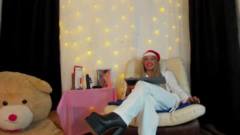 Nicolle online show from December 2024 09:28:01 PM