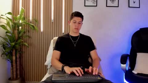 Snapshot of dorian_mystery chatting on December 2025 10:25:02 PM dorian_mystery online show from December 2025 10:25:02 PM