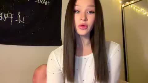 MOLLYYYY dont forget to give me a thumb up online show from November 2025 01:34:02 PM