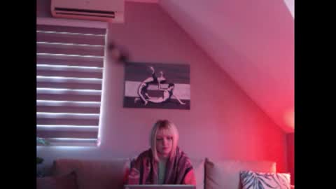 A girl online show from October 2025 07:56:01 AM