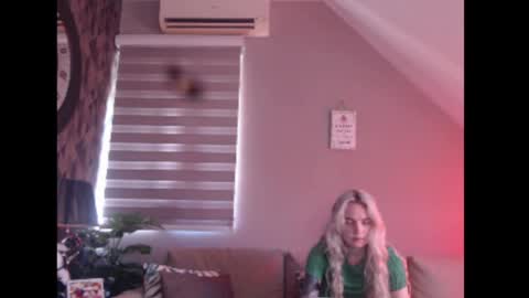 Snapshot of dreamcatcherfantasy chatting on April 2026 07:33:02 AM A girl online show from April 2026 07:33:02 AM
