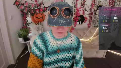 Luna online show from October 2025 08:43:01 PM