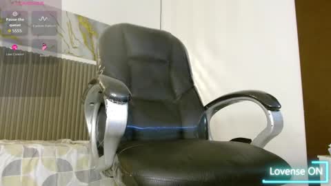 dyla_n18_ online show from October 2025 10:15:01 PM