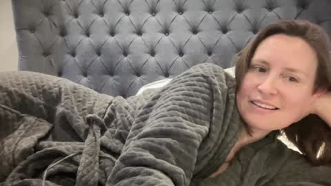 Nadia Ferreira  online show from February 2025 04:45:02 PM