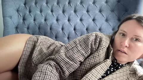 Nadia Ferreira  online show from September 2025 08:58:01 AM