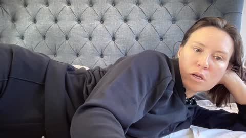 Nadia Ferreira  online show from September 2025 12:07:01 PM